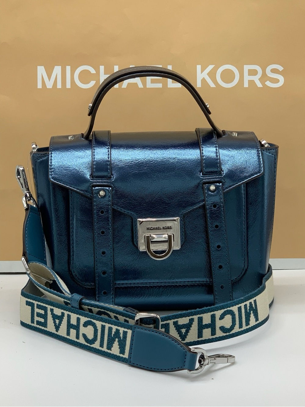 Michael Kors Manhattan Medium Patent
Faux Leather Satchel - Picture 6 of 15